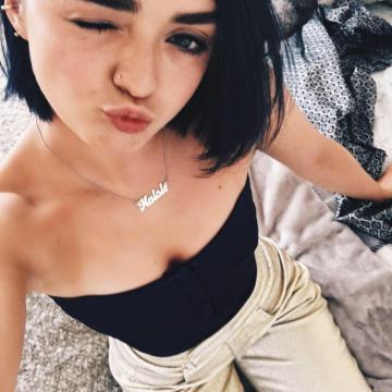 maisie-williams-goes-naked-and-hot-01