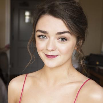 maisie-williams-goes-naked-and-hot-02