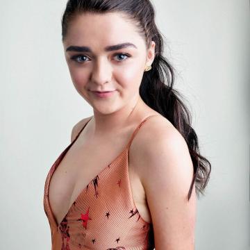maisie-williams-goes-naked-and-hot-06