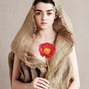 maisie-williams-goes-naked-and-hot-07