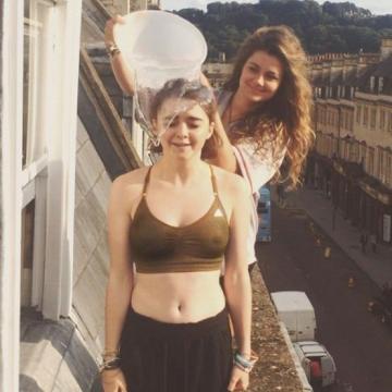 maisie-williams-goes-naked-and-hot-12