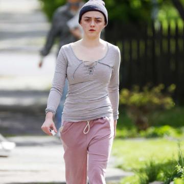 maisie-williams-goes-naked-and-hot-24