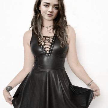 maisie-williams-goes-naked-and-hot-29