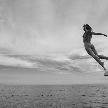 Marisa Papen nude jumping in the water