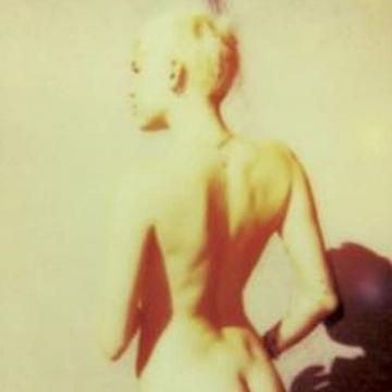 Miley Cyrus shows bare ass