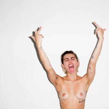 Miley Cyrus shows finger and naked tits