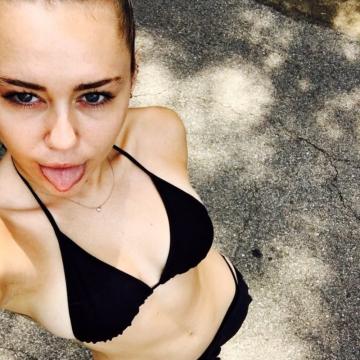 miley-cyrus-nude-and-sexy-huge-collection-37
