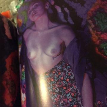 Miley Cyrus shows sexy nude tits
