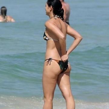 morena-baccarin-big-ass-pictures-26