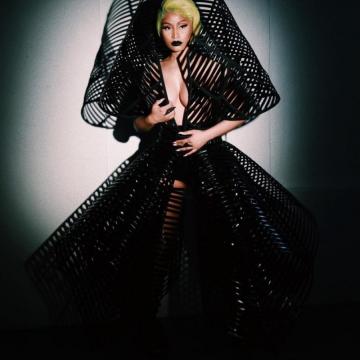 Nicki Minaj in sexy black dress