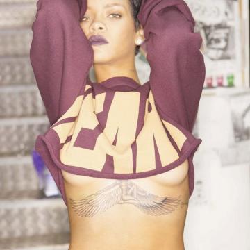 rihanna-topless-sexy-photos-08