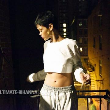 rihanna-topless-sexy-photos-24