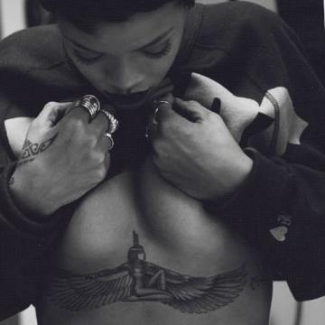 rihanna-topless-sexy-photos-43