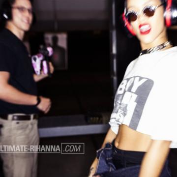 rihanna-topless-sexy-photos-18