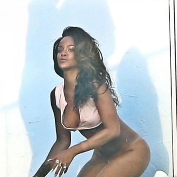 Rihanna-Nude-Best-Pics-photo-035