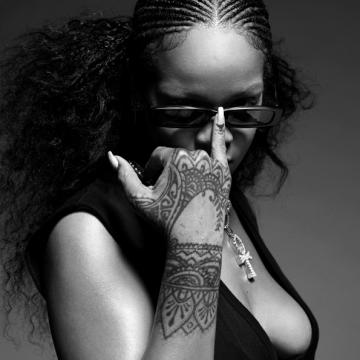 Rihanna-naked010