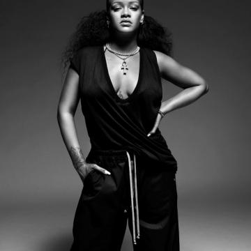 Rihanna-naked011