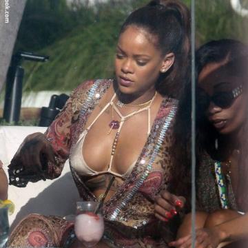 rihanna-nudes-188