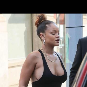 rihanna-shows-ass-and-goes-topless-5