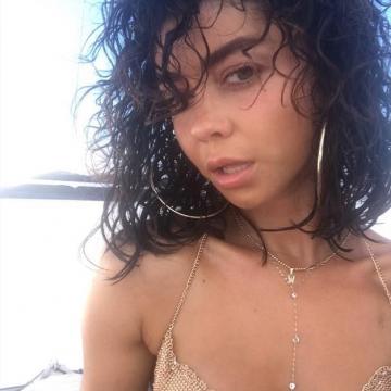 sarah-hyland-sexy-and-topless-pictures-31