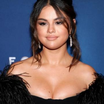 selena-gomez-topless-and-hot-photos-10