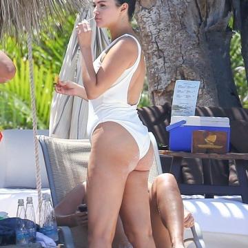 selena-gomez-topless-and-hot-photos-11