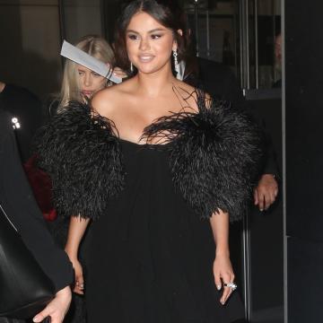 selena-gomez-cleavage-pics-072