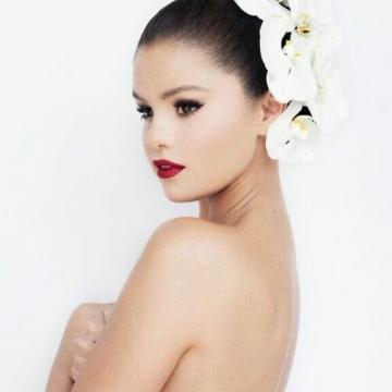 Selena Gomez poses naked