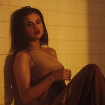 Selena Gomez sensual boobs