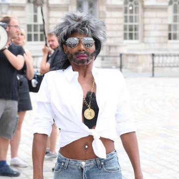 Sinitta flaunts cleavage In sexy lingerie