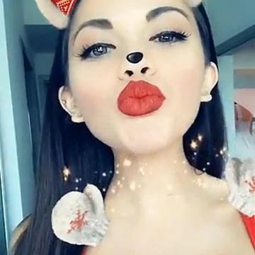 tawny-jordan-deep-cleavage-2