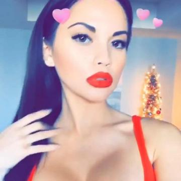 tawny-jordan-deep-cleavage-7