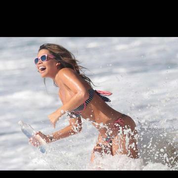 tawny-jordan-showing-off-sexy-curves-in-bikini-5