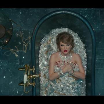 Taylor Swift nude taking bath