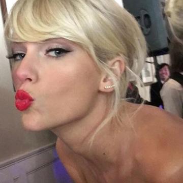 Taylor Swift topless while giving kiss