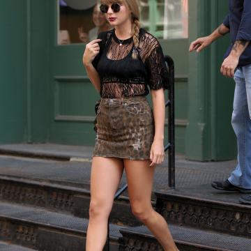 taylor-swift-shows-sexy-feet-13