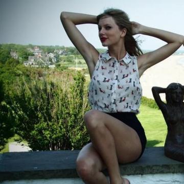 taylor-swift-shows-sexy-feet-25