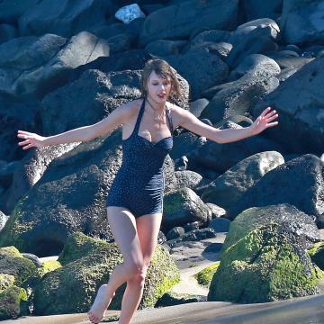 taylor-swift-shows-sexy-feet-48