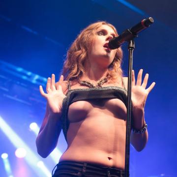 tove-lo-goes-topless-and-naked-25