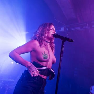 tove-lo-goes-topless-and-naked-28