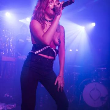 tove-lo-goes-topless-and-naked-34