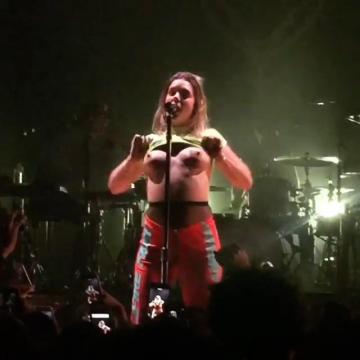 tove-lo-goes-topless-and-naked-35