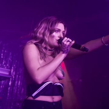 tove-lo-goes-topless-and-naked-38