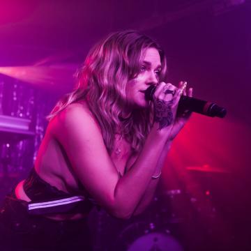 tove-lo-goes-topless-and-naked-39