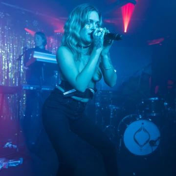 tove-lo-goes-topless-and-naked-40