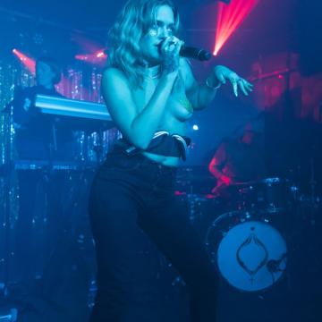 tove-lo-goes-topless-and-naked-41