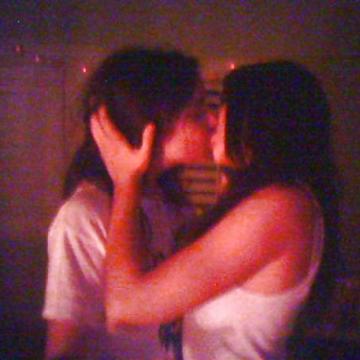 Vanessa Hudgens lesbian kissing