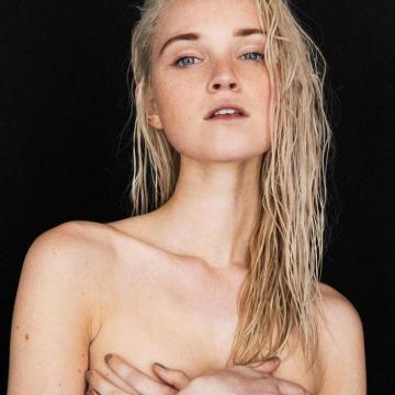 Alexa Reynen sexy topless