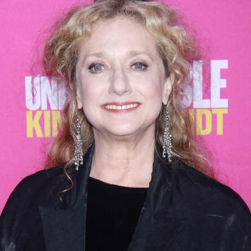 Carol Kane shows off her incredible curves in sexy lingerie