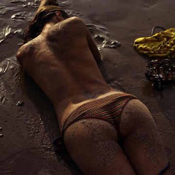 Carolyn Murphy shows nude ass